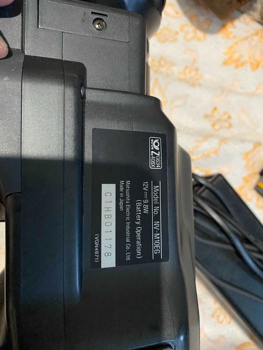 Профессиональная видеокамера Panasonic M10 для сьёмки ретро-видео в формате 1990х.