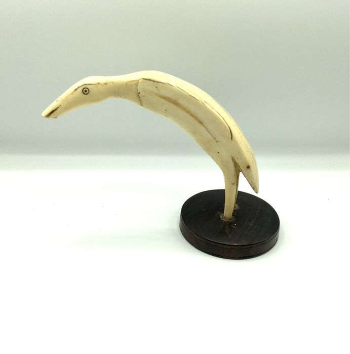 Figura esculpida com base em pau santo