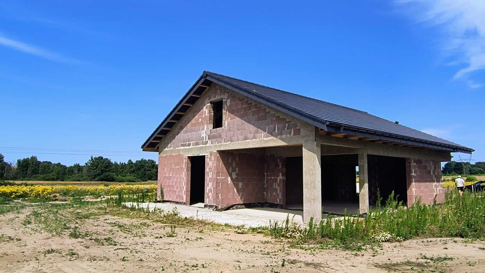 Cewlino parterowy dom w budowie z garażem dwustanowiskowym