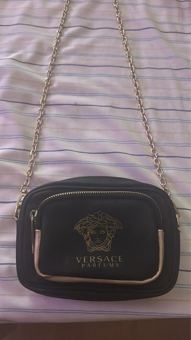 Bolsa Versace Parfums Preta com Corrente Dourada