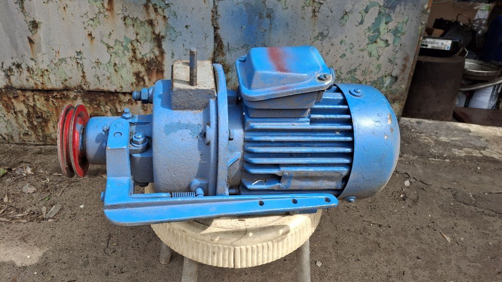 Електродвигун з муфтою