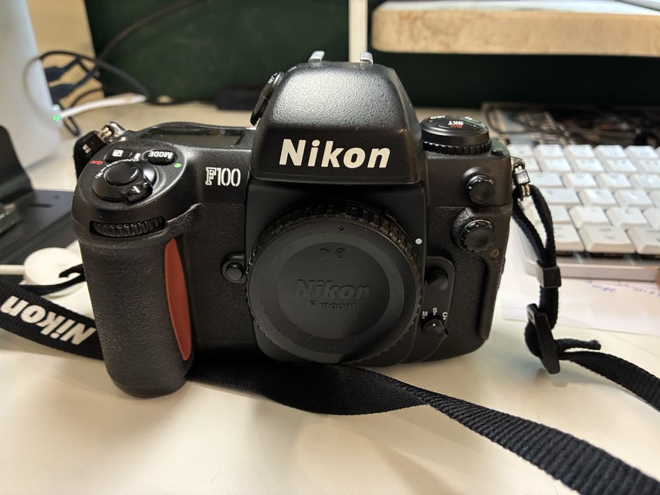 Nikon F100 super stan