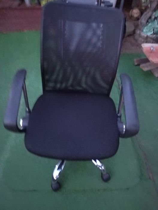 Czarny fotel obrotowy, krzesło biurowe na kółkach. Regulowana wysokość