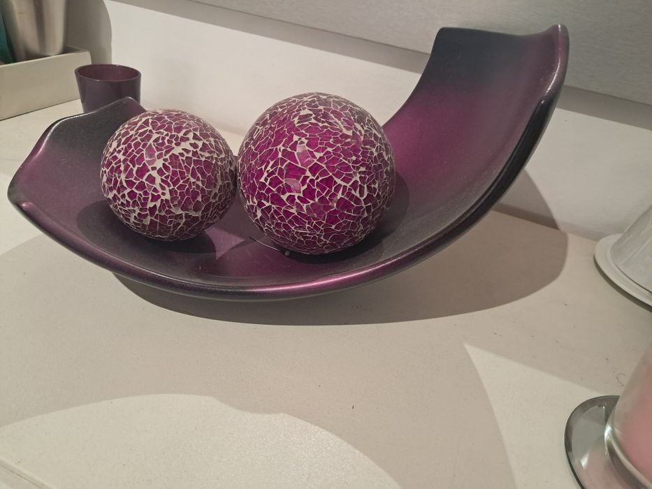 Peça decorativa com as bolas incluidas em  violeta