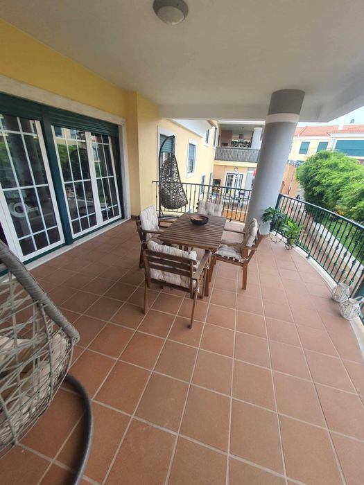 Apartamento T2 mobilado e equipado, com piscina e Box fechada completamente novo