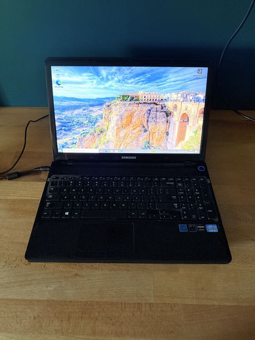 Laptop Samsung Core i3-3110m 2400mhz 6gb ram 250gb radeon1GB matryca 15,5