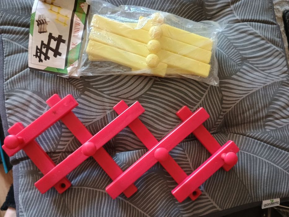 Nowe plastikowe wieszaki uniwersalne PRL-2 sztuki.