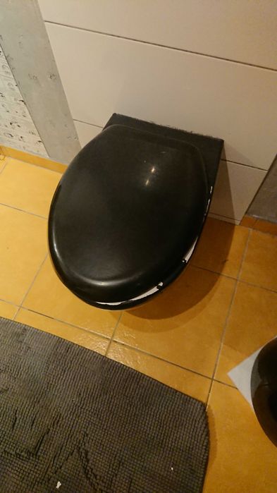 Czarna podwieszana misa WC z jakością firmy VidaXL