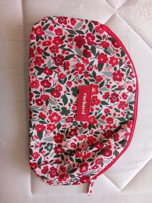 Bolsa makeup floral Cacharel.