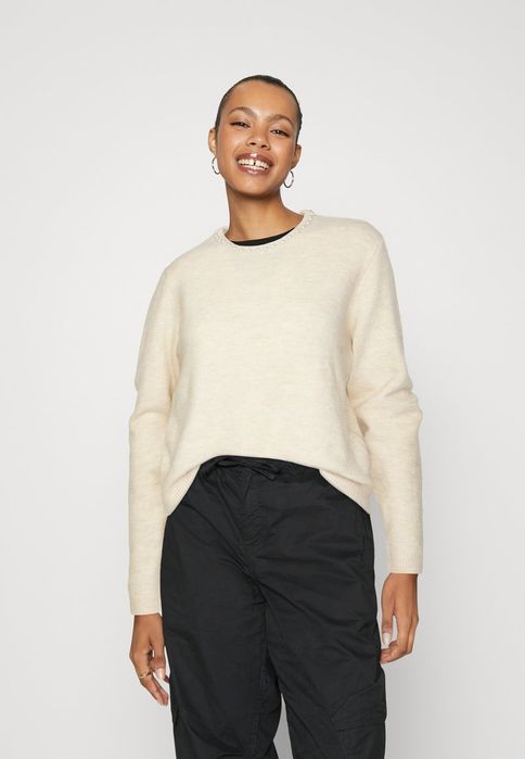 Sweter beżowy z perełkami JDY M