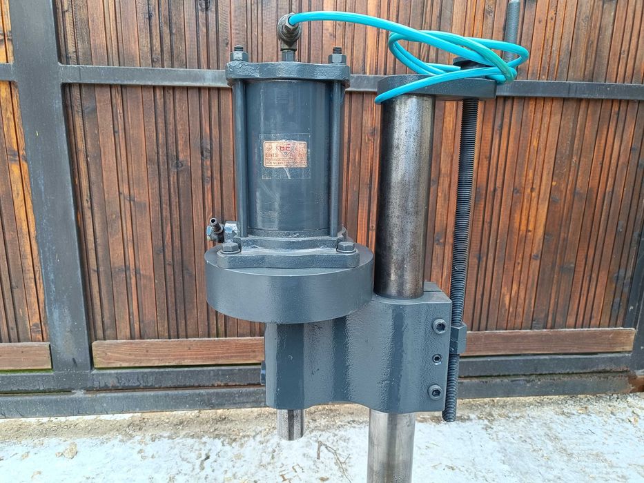 prasa pneumatyczna wykrojnik numerator znacznk wytłaczarka tokarka