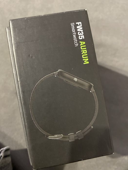 Zegarek sportowy maxcom fit FW35 Aurum z folią ochronną na ekranie.