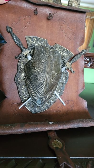 Panoplia z tarczą pancerzem i dwóch skrzyżowanych mieczy