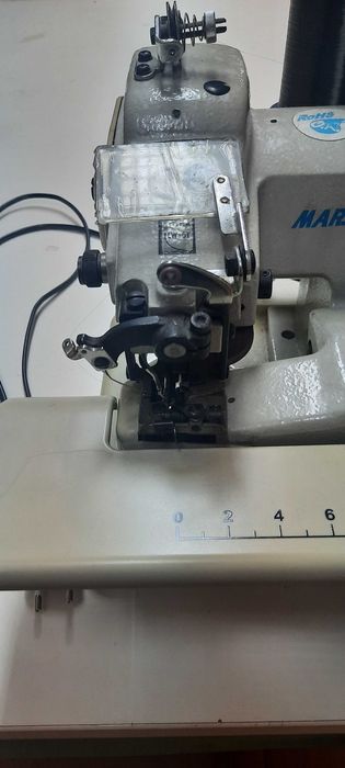 Máquina de bainhas invisíveis