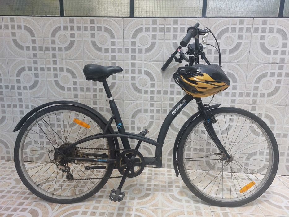 Bicicleta com capacete de proteção