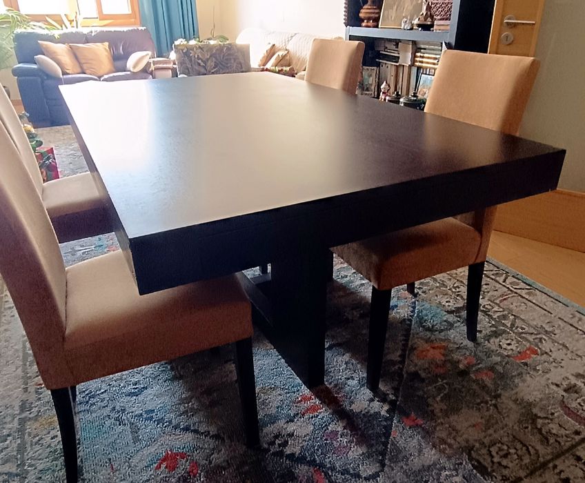 Mesa de jantar com cadeiras