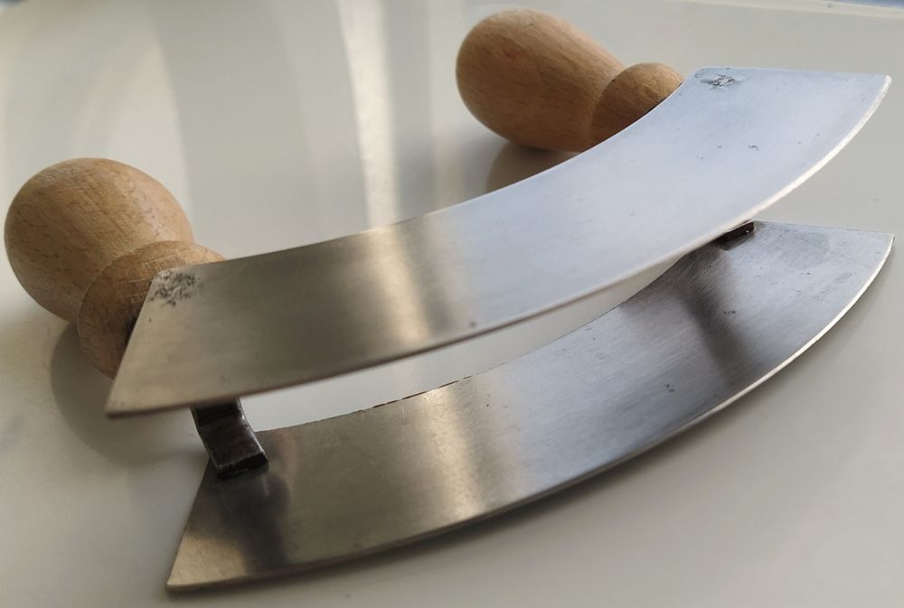 Ніж для зелені, сиру меццалуна півмісяць