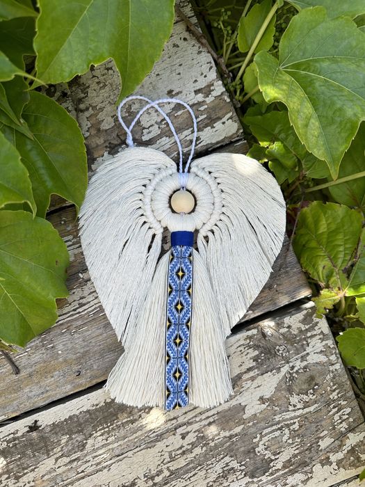 Ангел в украінському вбранні. Іграшка. Ручна робота. Макраме.