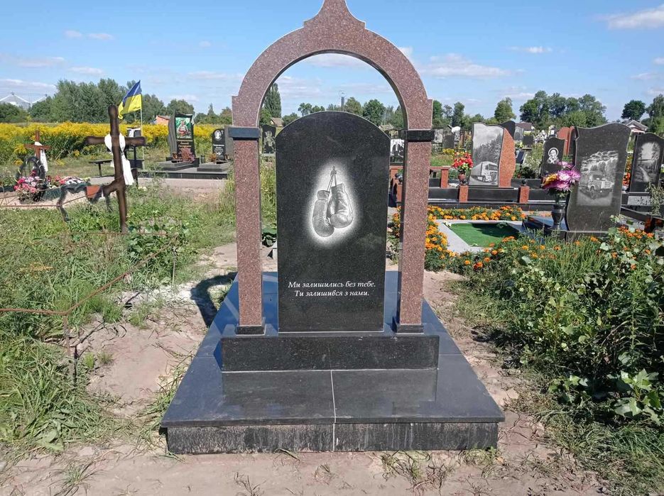Гранитные памятники из гранита на могилу, кладбище Остер и рядом