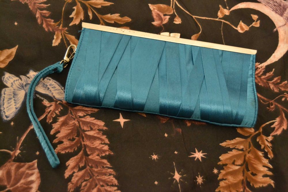 Mała satynowa elegancka torebka kopertowa turkusowa wieczorowa