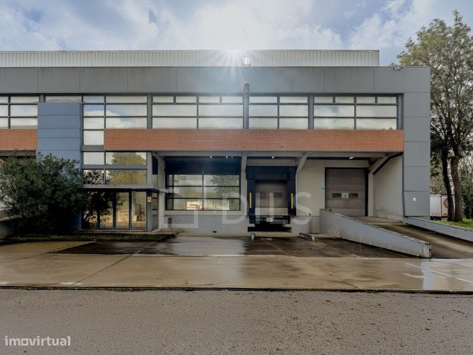 Armazém para arrendar, na Quinta do Arrogela, em Alverca