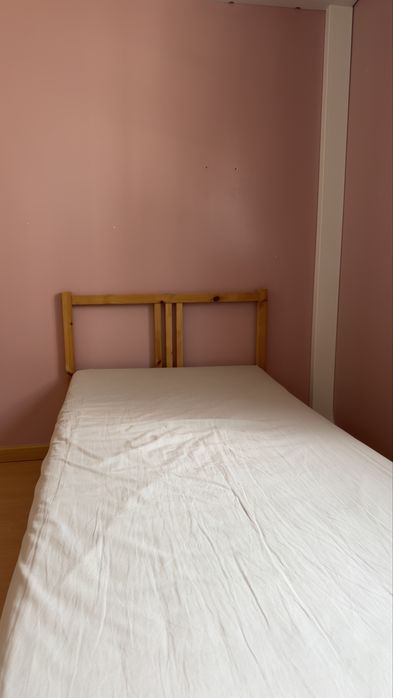 Cama individual em madeira