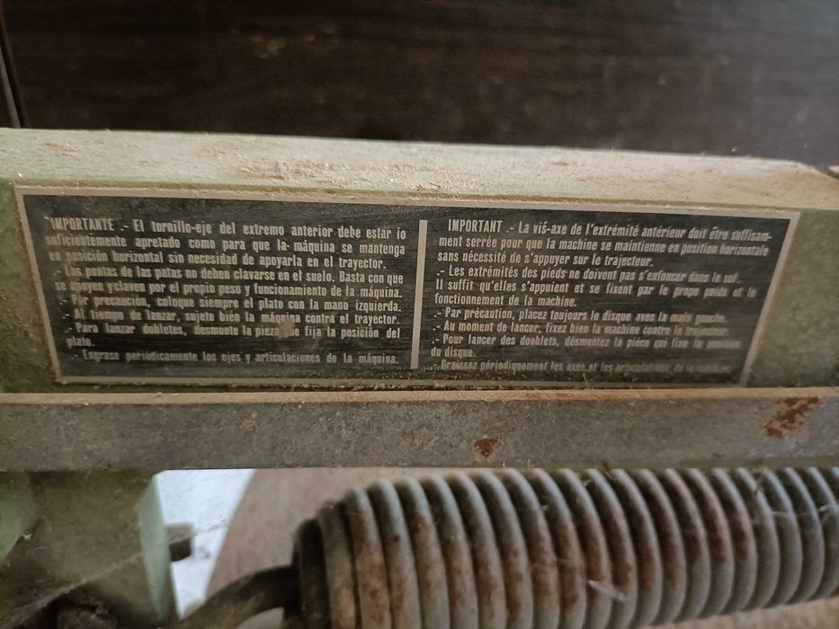 Máquina manual para lançar pratos Kromson, Coto-2000.