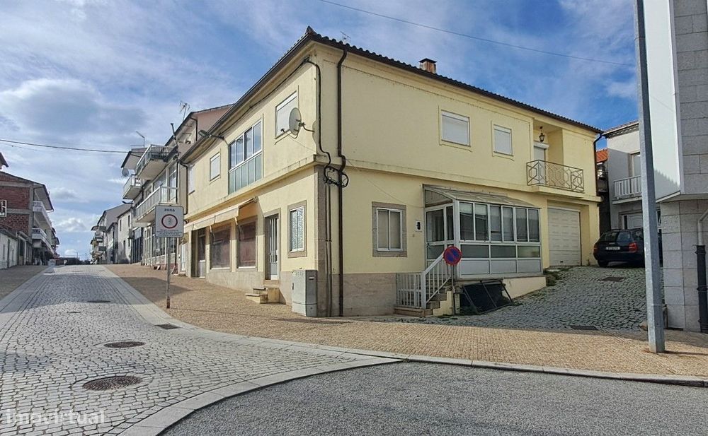 Moradia T5 com garagem e jardim em Miranda do Douro — Miranda do Douro, Bragança