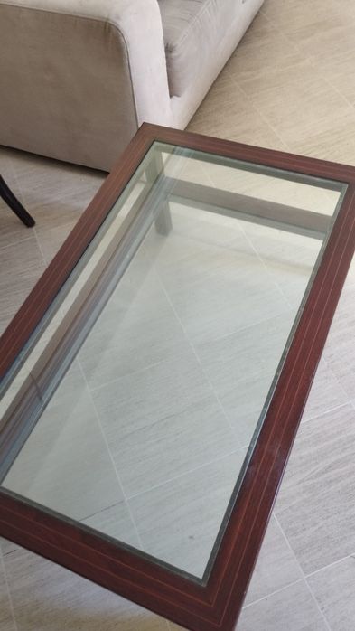 Mesa de centro em madeira maciça, com uma prateleira em vidro. Óptimo