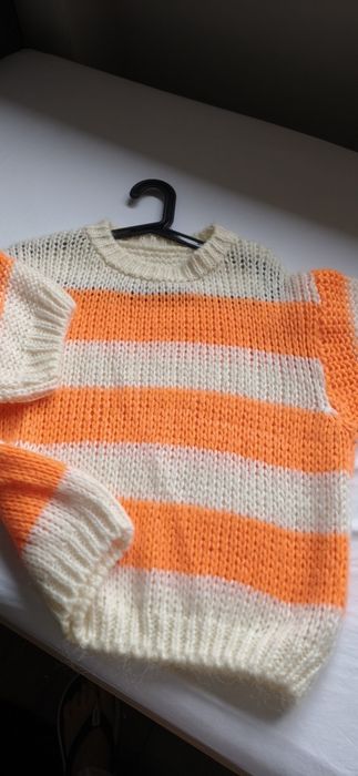 Sweter damski w paski.