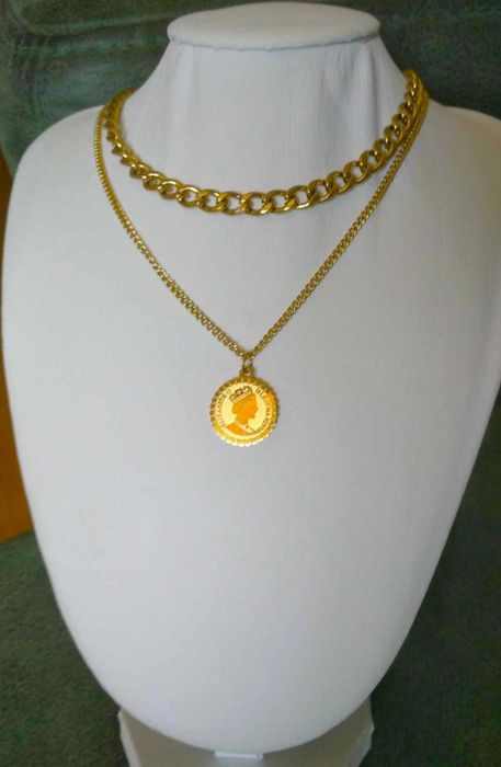 Colar Aço Dourado Duplo c/ Malha Grossa e Medalha Rainha NOVO - SALDO