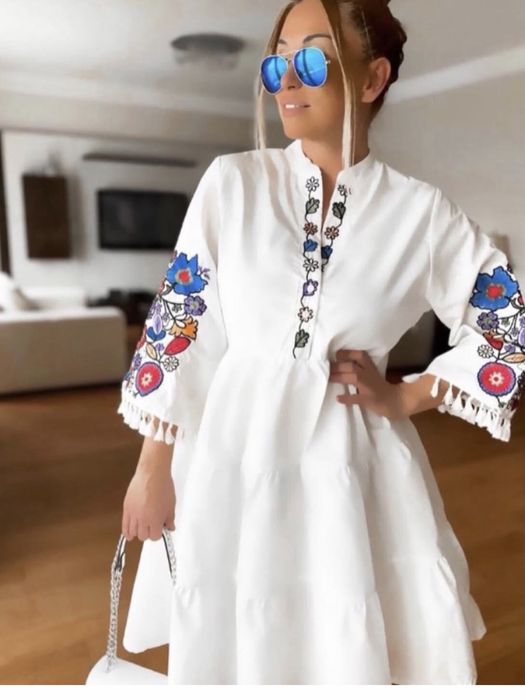 Вишита сукня с молодіжна