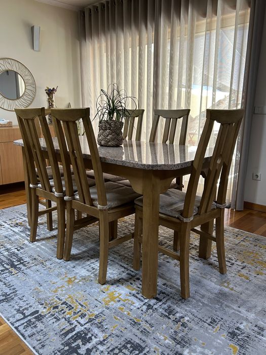Mesa jantar e conjunto de cadeiras