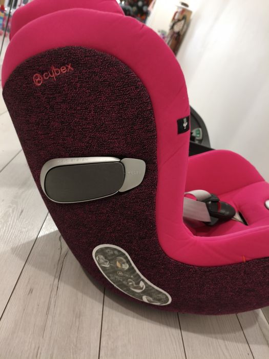 Fotelik samochodowy Cybex sirona z i-size wraz z bazą obrotową.