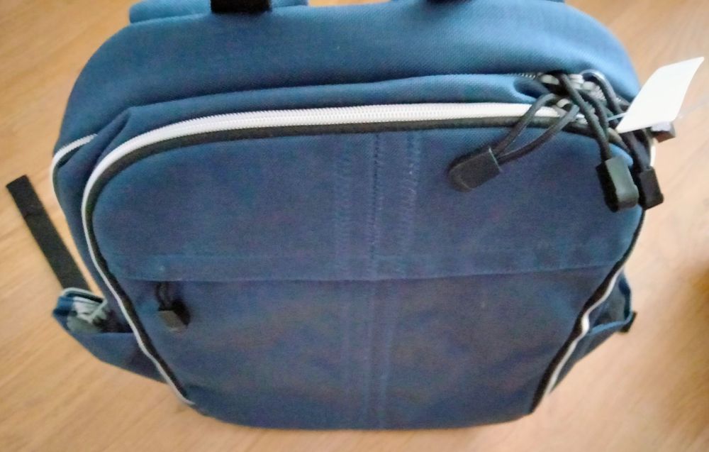 Mochila com divisórias e  alças almofadadas. NOVAS