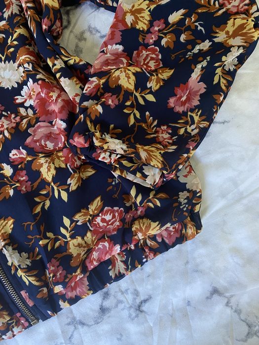 Bluza bomberka zapinana na zamek w kwiaty