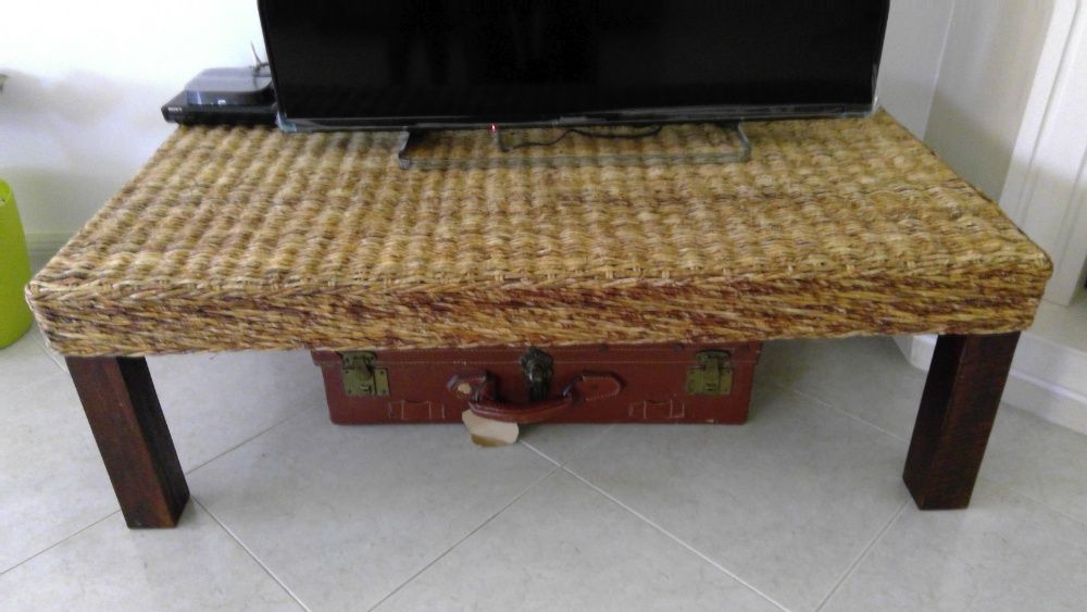 Linda mesa de apoio em folha de bananeira