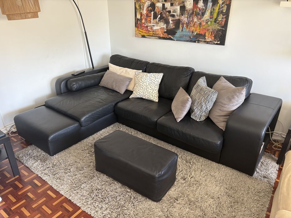 Sofá de couro com chaise longue.