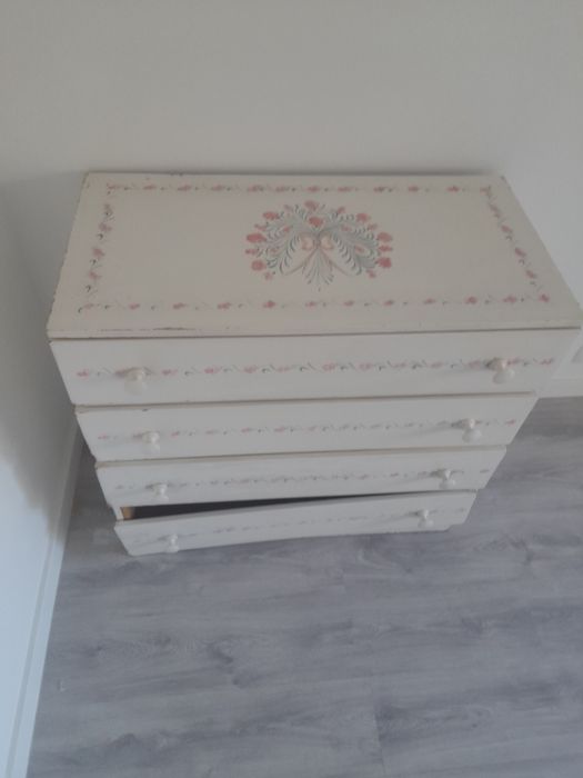 Cómoda em madeira branco para restauração
