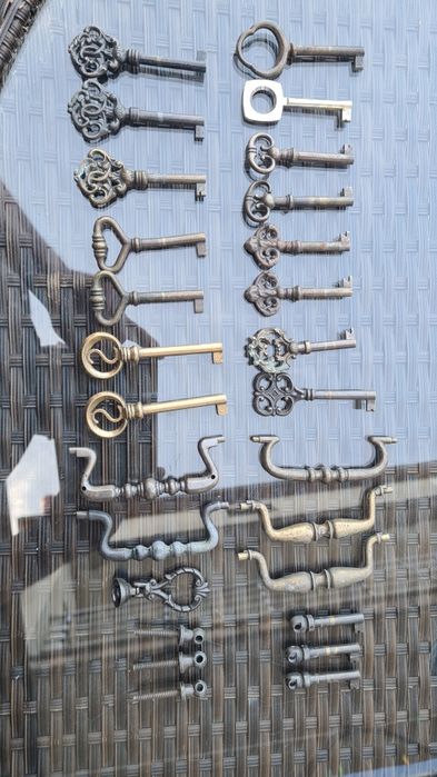 Ключі, ручки до комодів, сервантів, вітрин