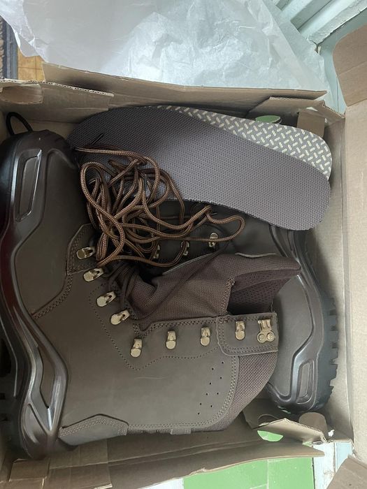 Черевики бойові з високими берцями.