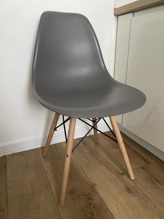 Стільці з деревʼяними ніжками