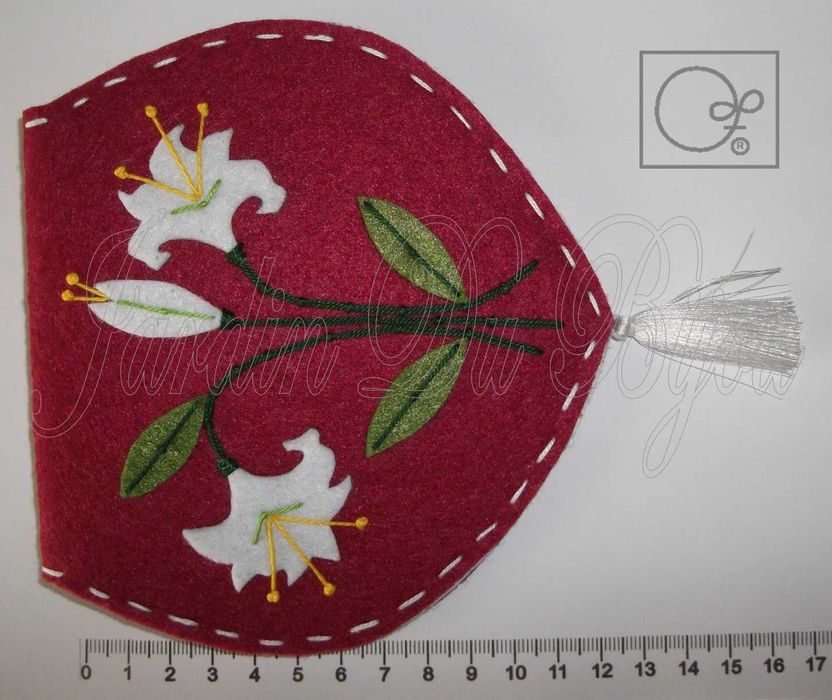 Bolsa Lírios, bordada à mão.