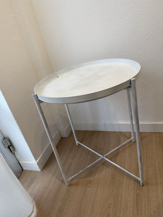 Mesa em metal branco