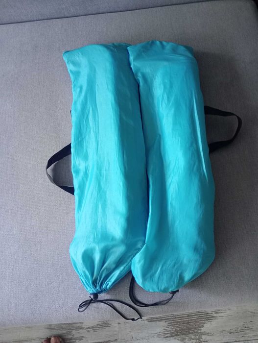 dwa składane leżaki