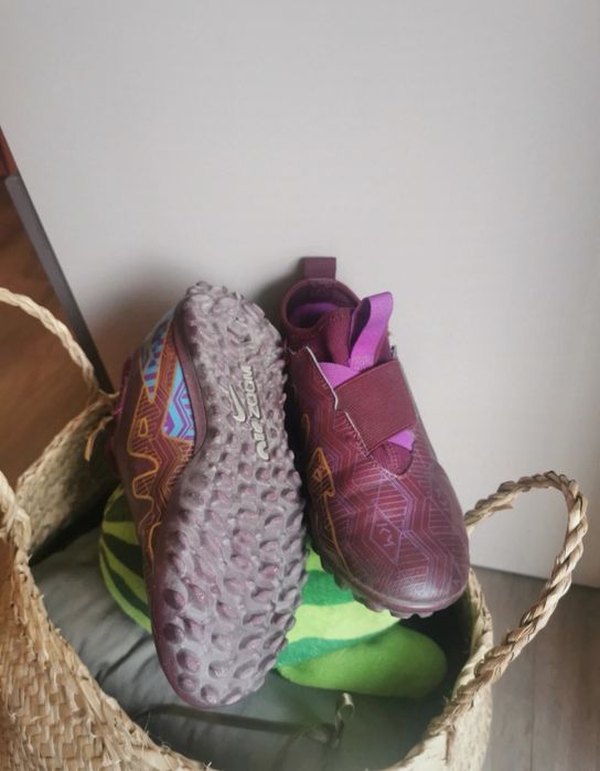 Chuteiras Nike edição especial Mbappé, tamanho 34