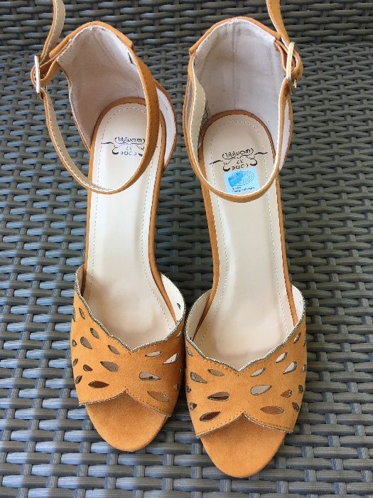 Sandália amarela lindíssima