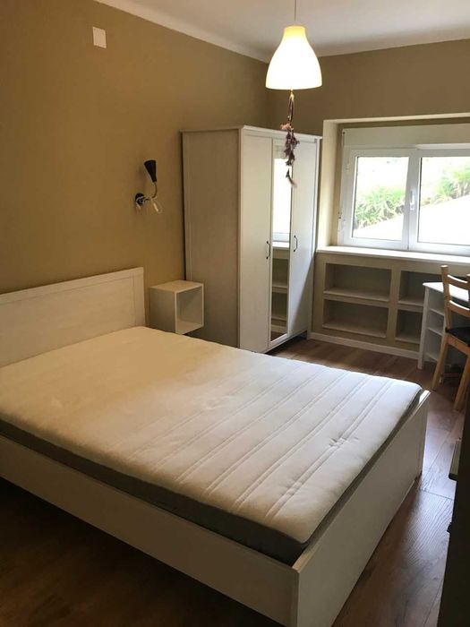 Apartamento com 6 grandes quartos, duas casas de banho completas, sala cozinha em open space.