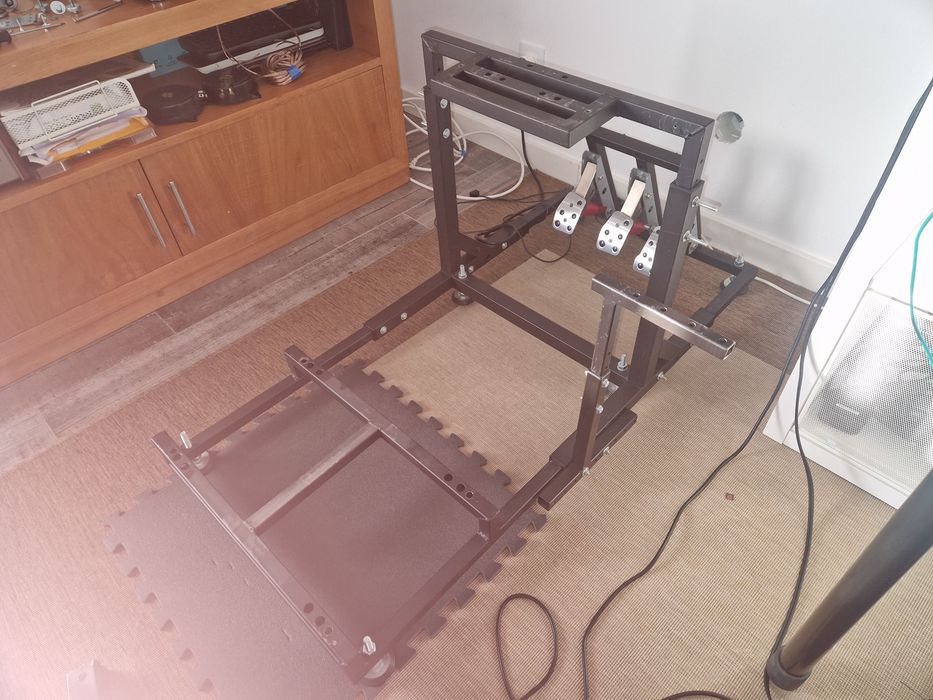 Cockpit simracing com suporte pedais invertidos