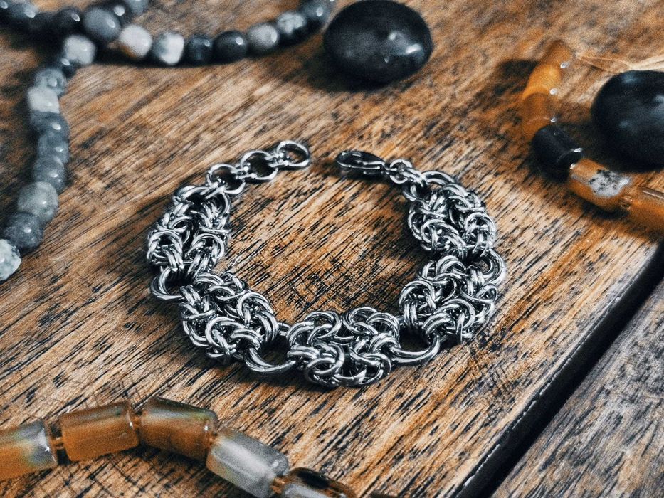 Bransoletka chainmail ze stali chirurgicznej – zbrojny minimalizm